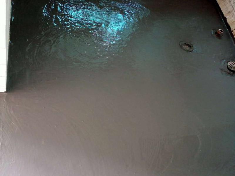 衛(wèi)生間防水貼磚：在地面用水泥砂漿找平一次，等它干透后再做防水。一般的防水施工要做2到3遍，而且防水的順序也是有講究的，比如，要先做完墻面防水再貼墻磚，其次才可以做地面防水，再貼地磚。因?yàn)榈孛娼?jīng)常會踩來踩去，地面防水如果先做了會很容易踩壞。一般情況下，在2到3遍的防水層全部做好后，會有5到7天的固化期，所以自然的，貼瓷磚肯定是要等到這之后才能做。