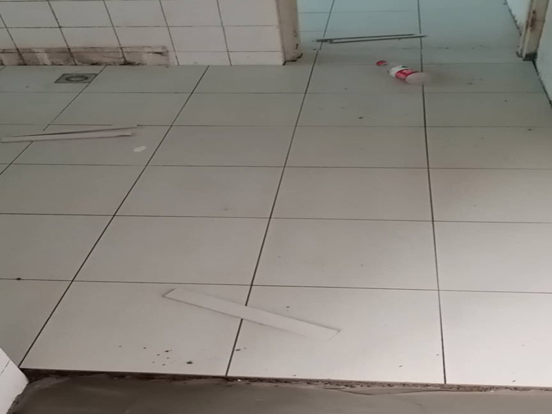 衛(wèi)生間防水貼磚：在地面用水泥砂漿找平一次，等它干透后再做防水。一般的防水施工要做2到3遍，而且防水的順序也是有講究的，比如，要先做完墻面防水再貼墻磚，其次才可以做地面防水，再貼地磚。因?yàn)榈孛娼?jīng)常會踩來踩去，地面防水如果先做了會很容易踩壞。一般情況下，在2到3遍的防水層全部做好后，會有5到7天的固化期，所以自然的，貼瓷磚肯定是要等到這之后才能做。