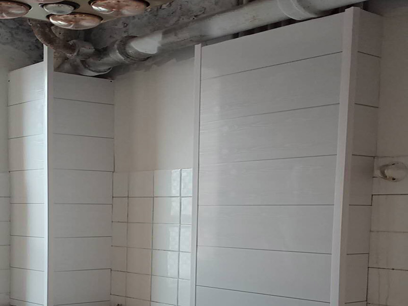 衛(wèi)生間防水貼磚：在地面用水泥砂漿找平一次，等它干透后再做防水。一般的防水施工要做2到3遍，而且防水的順序也是有講究的，比如，要先做完墻面防水再貼墻磚，其次才可以做地面防水，再貼地磚。因?yàn)榈孛娼?jīng)常會踩來踩去，地面防水如果先做了會很容易踩壞。一般情況下，在2到3遍的防水層全部做好后，會有5到7天的固化期，所以自然的，貼瓷磚肯定是要等到這之后才能做。