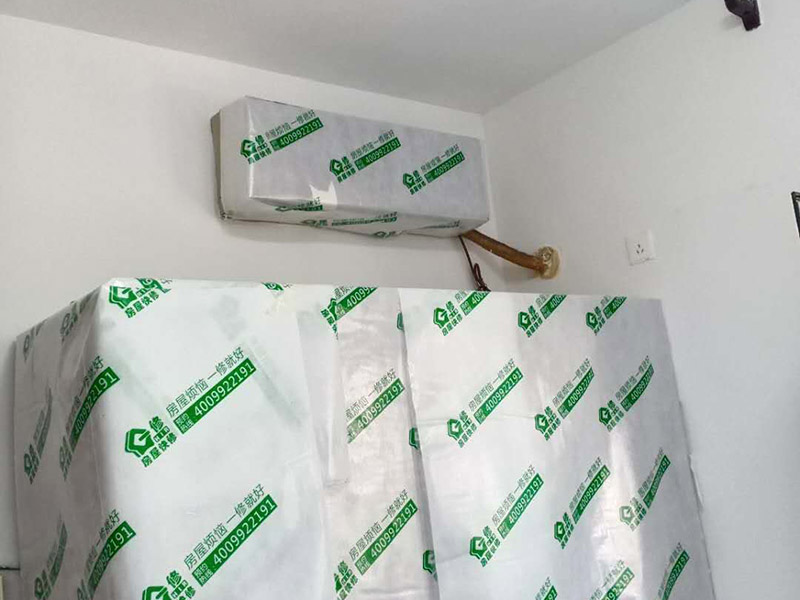 臥室墻面翻新：首先在做翻新的時候一定要把之前的墻面給處理干凈，粉化嚴(yán)重的一定要鏟除干凈。由于之前的墻面有刷過油漆和乳膠漆，所在做完鏟除后一定要做打磨處理，將原來墻體上的結(jié)實的表皮及浮沉全部清理掉，如果說墻體出現(xiàn)小部分的凹陷以及裂縫的話可以用膩?zhàn)由晕⑻钛a(bǔ)一下。在修補(bǔ)的過程中要是沒有做到全面，并且上漆過程已經(jīng)做了的話那就會顯得相當(dāng)?shù)穆闊?，上漆工程完成后的話再對沒有修補(bǔ)到的地方進(jìn)行修補(bǔ)的話就會很難達(dá)到預(yù)想效果，最大的問題就是會導(dǎo)致色差的問題，所以在修補(bǔ)的時候一定要做到仔細(xì)、全面，不要為后面的工程造成負(fù)擔(dān)。在上面漆之前要裝油漆按照漆桶的說明配比及涂刷，要準(zhǔn)備足夠的量，保證顏色的相同，不要因為量少缺量后來進(jìn)行后補(bǔ)，這樣很容易發(fā)生色差的問題。刷面漆時要選擇質(zhì)量好的刷漆滾筒，這樣刷出來的質(zhì)地才會更加的均勻好看。