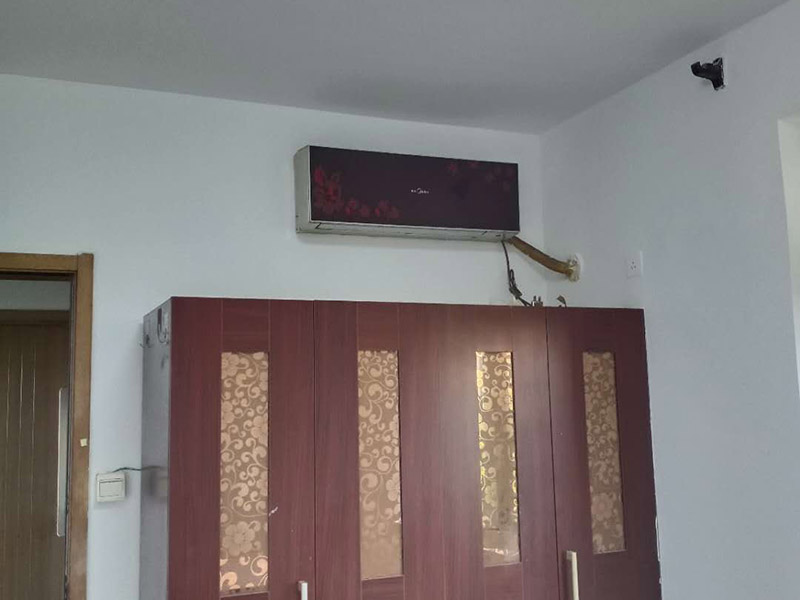 臥室墻面翻新：首先在做翻新的時候一定要把之前的墻面給處理干凈，粉化嚴(yán)重的一定要鏟除干凈。由于之前的墻面有刷過油漆和乳膠漆，所在做完鏟除后一定要做打磨處理，將原來墻體上的結(jié)實的表皮及浮沉全部清理掉，如果說墻體出現(xiàn)小部分的凹陷以及裂縫的話可以用膩?zhàn)由晕⑻钛a(bǔ)一下。在修補(bǔ)的過程中要是沒有做到全面，并且上漆過程已經(jīng)做了的話那就會顯得相當(dāng)?shù)穆闊?，上漆工程完成后的話再對沒有修補(bǔ)到的地方進(jìn)行修補(bǔ)的話就會很難達(dá)到預(yù)想效果，最大的問題就是會導(dǎo)致色差的問題，所以在修補(bǔ)的時候一定要做到仔細(xì)、全面，不要為后面的工程造成負(fù)擔(dān)。在上面漆之前要裝油漆按照漆桶的說明配比及涂刷，要準(zhǔn)備足夠的量，保證顏色的相同，不要因為量少缺量后來進(jìn)行后補(bǔ)，這樣很容易發(fā)生色差的問題。刷面漆時要選擇質(zhì)量好的刷漆滾筒，這樣刷出來的質(zhì)地才會更加的均勻好看。