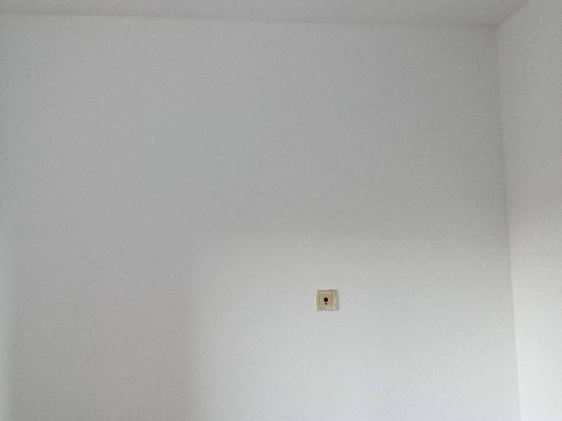 臥室墻面翻新：首先在做翻新的時候一定要把之前的墻面給處理干凈，粉化嚴(yán)重的一定要鏟除干凈。由于之前的墻面有刷過油漆和乳膠漆，所在做完鏟除后一定要做打磨處理，將原來墻體上的結(jié)實的表皮及浮沉全部清理掉，如果說墻體出現(xiàn)小部分的凹陷以及裂縫的話可以用膩?zhàn)由晕⑻钛a(bǔ)一下。在修補(bǔ)的過程中要是沒有做到全面，并且上漆過程已經(jīng)做了的話那就會顯得相當(dāng)?shù)穆闊?，上漆工程完成后的話再對沒有修補(bǔ)到的地方進(jìn)行修補(bǔ)的話就會很難達(dá)到預(yù)想效果，最大的問題就是會導(dǎo)致色差的問題，所以在修補(bǔ)的時候一定要做到仔細(xì)、全面，不要為后面的工程造成負(fù)擔(dān)。在上面漆之前要裝油漆按照漆桶的說明配比及涂刷，要準(zhǔn)備足夠的量，保證顏色的相同，不要因為量少缺量后來進(jìn)行后補(bǔ)，這樣很容易發(fā)生色差的問題。刷面漆時要選擇質(zhì)量好的刷漆滾筒，這樣刷出來的質(zhì)地才會更加的均勻好看。