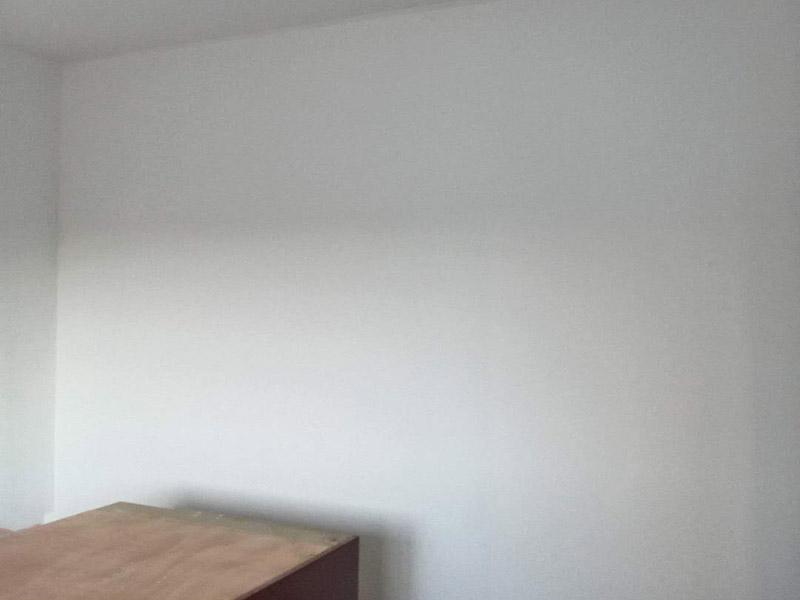 臥室墻面翻新：首先在做翻新的時候一定要把之前的墻面給處理干凈，粉化嚴(yán)重的一定要鏟除干凈。由于之前的墻面有刷過油漆和乳膠漆，所在做完鏟除后一定要做打磨處理，將原來墻體上的結(jié)實的表皮及浮沉全部清理掉，如果說墻體出現(xiàn)小部分的凹陷以及裂縫的話可以用膩?zhàn)由晕⑻钛a(bǔ)一下。在修補(bǔ)的過程中要是沒有做到全面，并且上漆過程已經(jīng)做了的話那就會顯得相當(dāng)?shù)穆闊掀峁こ掏瓿珊蟮脑捲賹]有修補(bǔ)到的地方進(jìn)行修補(bǔ)的話就會很難達(dá)到預(yù)想效果，最大的問題就是會導(dǎo)致色差的問題，所以在修補(bǔ)的時候一定要做到仔細(xì)、全面，不要為后面的工程造成負(fù)擔(dān)。在上面漆之前要裝油漆按照漆桶的說明配比及涂刷，要準(zhǔn)備足夠的量，保證顏色的相同，不要因為量少缺量后來進(jìn)行后補(bǔ)，這樣很容易發(fā)生色差的問題。刷面漆時要選擇質(zhì)量好的刷漆滾筒，這樣刷出來的質(zhì)地才會更加的均勻好看。