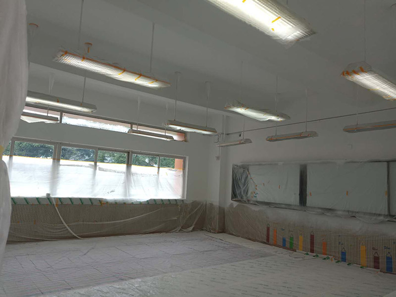 幼兒園翻新裝修:基層處理：將墻面起皮及松動(dòng)處清除干凈，并用水泥砂漿補(bǔ)抹。有裂縫的地方一般用牛皮紙帶和白乳膠貼住裂縫。一般輕體墻和保溫墻等非承重墻需要貼布，盡量選擇質(zhì)地好一點(diǎn)的墻布和白乳膠或網(wǎng)格布，網(wǎng)格布相對(duì)防裂效果會(huì)更好一點(diǎn)。 刷界面劑：界面劑能夠增強(qiáng)對(duì)基層的粘結(jié)力，避免了抹灰層空鼓、起殼的現(xiàn)象，從而代替人工鑿毛處理，省時(shí)省力。在刷界面劑時(shí)，一定都要刷到刷勻。 墻面找平：凹凸不平的墻面需要找平，對(duì)于墻面不平的地方要用粉刷石膏找平，使得墻面的誤差不超過(guò)3毫米。陰陽(yáng)角如果不直的話(huà)，也需要用粉刷石膏，并且用靠尺靠直。 打磨：打磨是漆工步驟中很關(guān)鍵的一步，打磨好了，最后上漆的效果才能好。盡量用較細(xì)的砂紙，如果砂紙?zhí)值脑?huà)會(huì)留下很深的砂痕。 刷面漆：不要加過(guò)量的水，會(huì)影響漆膜厚度、手感和漆膜的硬度。盡量選擇好一點(diǎn)的工具。涂刷主要注意墻角、每滾中間接茬部分和收漆方向。面漆一般刷兩遍即可。