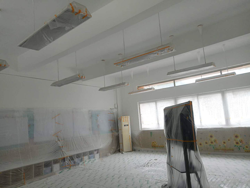 幼兒園翻新裝修:基層處理：將墻面起皮及松動(dòng)處清除干凈，并用水泥砂漿補(bǔ)抹。有裂縫的地方一般用牛皮紙帶和白乳膠貼住裂縫。一般輕體墻和保溫墻等非承重墻需要貼布，盡量選擇質(zhì)地好一點(diǎn)的墻布和白乳膠或網(wǎng)格布，網(wǎng)格布相對(duì)防裂效果會(huì)更好一點(diǎn)。 刷界面劑：界面劑能夠增強(qiáng)對(duì)基層的粘結(jié)力，避免了抹灰層空鼓、起殼的現(xiàn)象，從而代替人工鑿毛處理，省時(shí)省力。在刷界面劑時(shí)，一定都要刷到刷勻。 墻面找平：凹凸不平的墻面需要找平，對(duì)于墻面不平的地方要用粉刷石膏找平，使得墻面的誤差不超過(guò)3毫米。陰陽(yáng)角如果不直的話(huà)，也需要用粉刷石膏，并且用靠尺靠直。 打磨：打磨是漆工步驟中很關(guān)鍵的一步，打磨好了，最后上漆的效果才能好。盡量用較細(xì)的砂紙，如果砂紙?zhí)值脑?huà)會(huì)留下很深的砂痕。 刷面漆：不要加過(guò)量的水，會(huì)影響漆膜厚度、手感和漆膜的硬度。盡量選擇好一點(diǎn)的工具。涂刷主要注意墻角、每滾中間接茬部分和收漆方向。面漆一般刷兩遍即可。