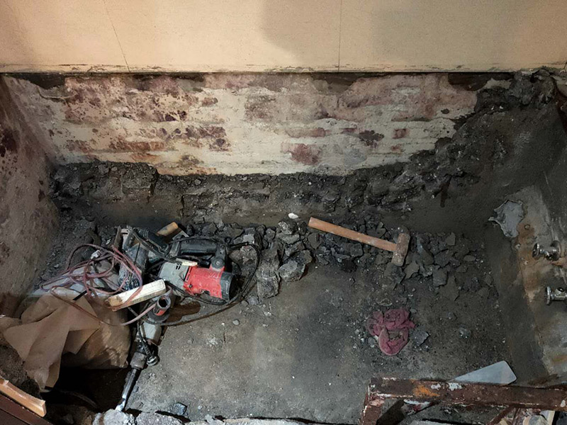 磚砌浴缸拆除防水：一般衛(wèi)浴間滲漏水都是建筑的細部構(gòu)造出了問題。地漏、墻角、管根這3個地方由于接口較多，易出現(xiàn)縫隙，因此這3個地方一般比較容易出現(xiàn)滲漏水。此外，若浴缸或是淋浴房下水口與下水管接口不嚴密，容易發(fā)生縫隙，出現(xiàn)滲漏水。衛(wèi)浴間的防水工作要做好，不然出現(xiàn)漏水問題是挺麻煩的事。 由于涂料能嚴密地包住管道與地面，滲入縫隙，干燥后不會收縮，因此比防水水泥等剛性材料更適合用于衛(wèi)浴間這種管道、縫隙較多的小面積房屋。