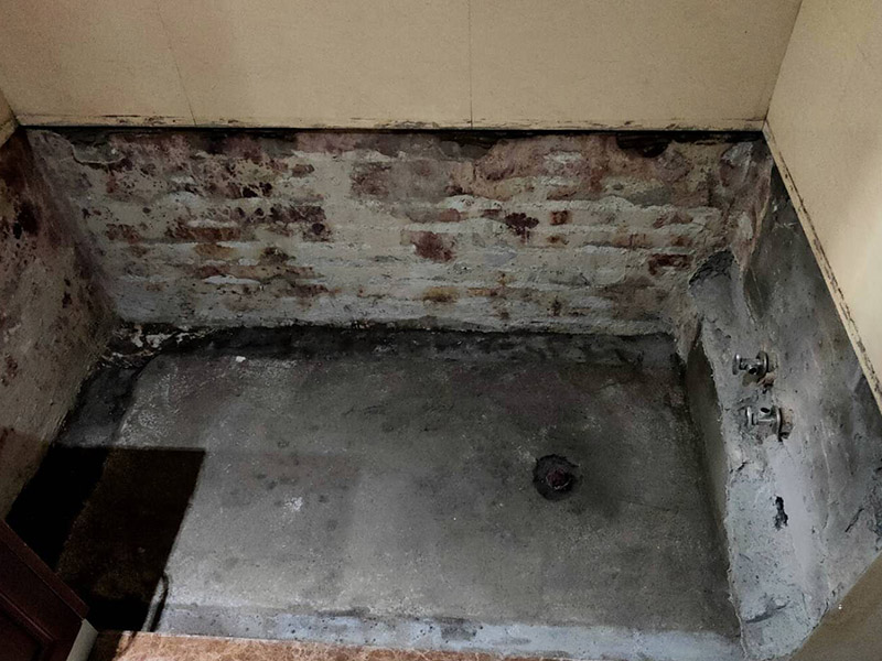 磚砌浴缸拆除防水：一般衛(wèi)浴間滲漏水都是建筑的細部構(gòu)造出了問題。地漏、墻角、管根這3個地方由于接口較多，易出現(xiàn)縫隙，因此這3個地方一般比較容易出現(xiàn)滲漏水。此外，若浴缸或是淋浴房下水口與下水管接口不嚴密，容易發(fā)生縫隙，出現(xiàn)滲漏水。衛(wèi)浴間的防水工作要做好，不然出現(xiàn)漏水問題是挺麻煩的事。 由于涂料能嚴密地包住管道與地面，滲入縫隙，干燥后不會收縮，因此比防水水泥等剛性材料更適合用于衛(wèi)浴間這種管道、縫隙較多的小面積房屋。