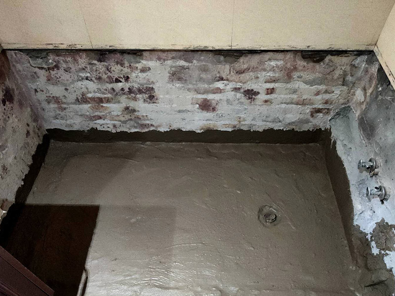 磚砌浴缸拆除防水：一般衛(wèi)浴間滲漏水都是建筑的細部構(gòu)造出了問題。地漏、墻角、管根這3個地方由于接口較多，易出現(xiàn)縫隙，因此這3個地方一般比較容易出現(xiàn)滲漏水。此外，若浴缸或是淋浴房下水口與下水管接口不嚴密，容易發(fā)生縫隙，出現(xiàn)滲漏水。衛(wèi)浴間的防水工作要做好，不然出現(xiàn)漏水問題是挺麻煩的事。 由于涂料能嚴密地包住管道與地面，滲入縫隙，干燥后不會收縮，因此比防水水泥等剛性材料更適合用于衛(wèi)浴間這種管道、縫隙較多的小面積房屋。