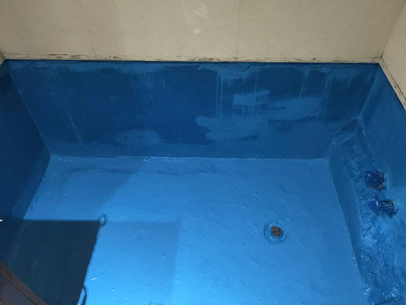 磚砌浴缸拆除防水：一般衛(wèi)浴間滲漏水都是建筑的細部構(gòu)造出了問題。地漏、墻角、管根這3個地方由于接口較多，易出現(xiàn)縫隙，因此這3個地方一般比較容易出現(xiàn)滲漏水。此外，若浴缸或是淋浴房下水口與下水管接口不嚴密，容易發(fā)生縫隙，出現(xiàn)滲漏水。衛(wèi)浴間的防水工作要做好，不然出現(xiàn)漏水問題是挺麻煩的事。 由于涂料能嚴密地包住管道與地面，滲入縫隙，干燥后不會收縮，因此比防水水泥等剛性材料更適合用于衛(wèi)浴間這種管道、縫隙較多的小面積房屋。