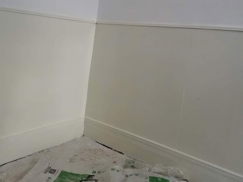 老房墻面刷漆翻新：毛坯的墻體或者已經(jīng)做好1道膩子層的房子，基層要求基層必須平整堅固。不得有粉化、起砂、空鼓、脫落等現(xiàn)象?；鶎硬黄胶涂油菝鎽撆涮啄佔庸纹?。陰陽角必須通過彈墨線來找垂直的鋁通來衡量水平垂直的整度。后一遍膩子應在前一遍膩子完全干后方能施工。 內墻乳膠漆，在墻砌好后，是在抹灰完成后，總包單位會進行兩道抹灰，第二道的時候基面加以修飾效果的補平。所以一般都會批膩子，膩子的作用是讓墻面更平整一點。刮膩子后，總有些高低不平，或者基層不是很平整的面。這個時候，需要砂紙出動，進行手工的打磨，修復。中間還可以用太陽燈照明，便于檢查平整度。再用砂紙打磨，不斷的完善。