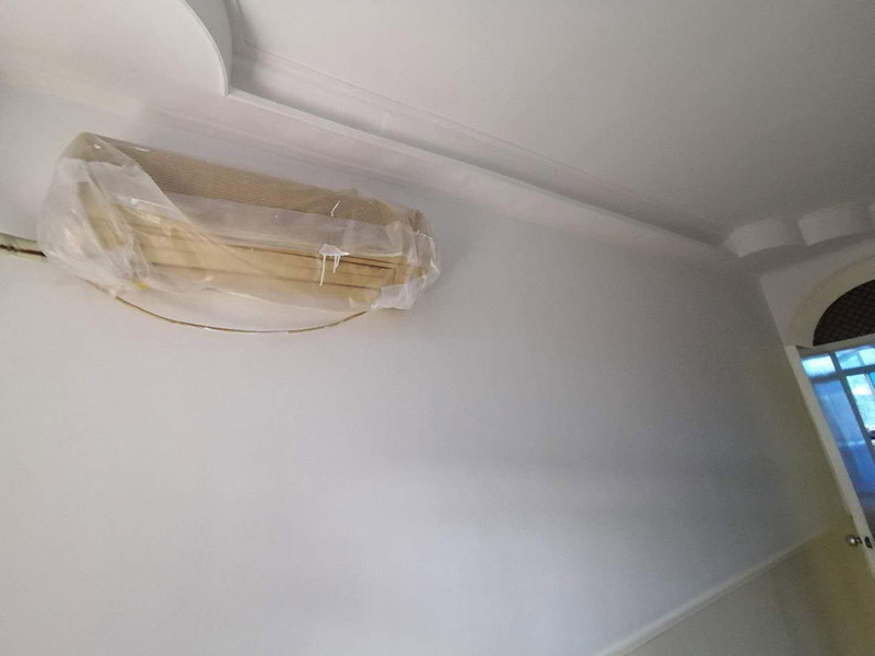 老房墻面刷漆翻新：毛坯的墻體或者已經(jīng)做好1道膩子層的房子，基層要求基層必須平整堅固。不得有粉化、起砂、空鼓、脫落等現(xiàn)象?；鶎硬黄胶涂油菝鎽撆涮啄佔庸纹?。陰陽角必須通過彈墨線來找垂直的鋁通來衡量水平垂直的整度。后一遍膩子應在前一遍膩子完全干后方能施工。 內墻乳膠漆，在墻砌好后，是在抹灰完成后，總包單位會進行兩道抹灰，第二道的時候基面加以修飾效果的補平。所以一般都會批膩子，膩子的作用是讓墻面更平整一點。刮膩子后，總有些高低不平，或者基層不是很平整的面。這個時候，需要砂紙出動，進行手工的打磨，修復。中間還可以用太陽燈照明，便于檢查平整度。再用砂紙打磨，不斷的完善。