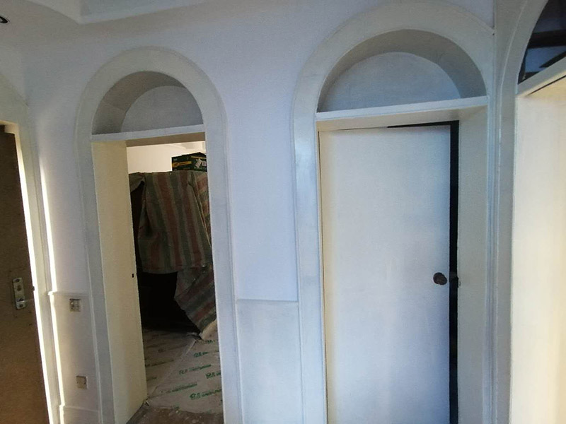 老房墻面刷漆翻新：毛坯的墻體或者已經(jīng)做好1道膩子層的房子，基層要求基層必須平整堅固。不得有粉化、起砂、空鼓、脫落等現(xiàn)象。基層不平和坑洼面應該配套膩子刮平。陰陽角必須通過彈墨線來找垂直的鋁通來衡量水平垂直的整度。后一遍膩子應在前一遍膩子完全干后方能施工。 內墻乳膠漆，在墻砌好后，是在抹灰完成后，總包單位會進行兩道抹灰，第二道的時候基面加以修飾效果的補平。所以一般都會批膩子，膩子的作用是讓墻面更平整一點。刮膩子后，總有些高低不平，或者基層不是很平整的面。這個時候，需要砂紙出動，進行手工的打磨，修復。中間還可以用太陽燈照明，便于檢查平整度。再用砂紙打磨，不斷的完善。