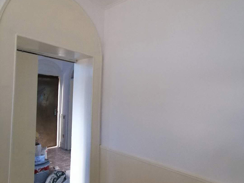 老房墻面刷漆翻新：毛坯的墻體或者已經(jīng)做好1道膩子層的房子，基層要求基層必須平整堅固。不得有粉化、起砂、空鼓、脫落等現(xiàn)象?；鶎硬黄胶涂油菝鎽撆涮啄佔庸纹?。陰陽角必須通過彈墨線來找垂直的鋁通來衡量水平垂直的整度。后一遍膩子應在前一遍膩子完全干后方能施工。 內墻乳膠漆，在墻砌好后，是在抹灰完成后，總包單位會進行兩道抹灰，第二道的時候基面加以修飾效果的補平。所以一般都會批膩子，膩子的作用是讓墻面更平整一點。刮膩子后，總有些高低不平，或者基層不是很平整的面。這個時候，需要砂紙出動，進行手工的打磨，修復。中間還可以用太陽燈照明，便于檢查平整度。再用砂紙打磨，不斷的完善。