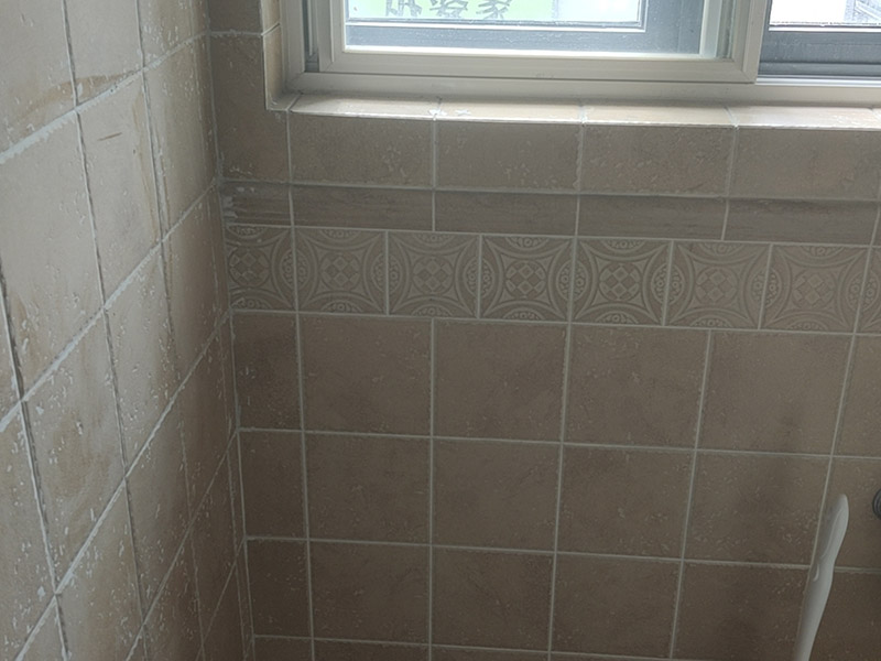 瓷磚空鼓脫落鋪貼:將挑選好的瓷磚浸泡在水盆里，浸泡時(shí)間按瓷磚的密度而定，以水盆里不出水泡為好，說(shuō)明瓷磚內(nèi)部已無(wú)空氣。瓷磚泡好后，將瓷磚從水盆里拿出來(lái)，瀝瀝水，瓷磚有水較滑，動(dòng)作要輕巧小心，以免瓷磚滑落摔破。晾干后，瓷磚鋪貼平整，也要求墻壁本身要平整，用直尺在毛坯房墻面找平。將801膠水與水按1：5的比例調(diào)配，膠水取代傳統(tǒng)的黃沙讓泥漿更有粘性。墻面如果有不平整的地方，用鏟刀修理平整，再用直尺檢測(cè)全部平整才合格。在墻壁上涂一層防水涂料，以防止衛(wèi)浴間的水汽滲進(jìn)墻壁。這個(gè)步驟很重要，一定不可省略。