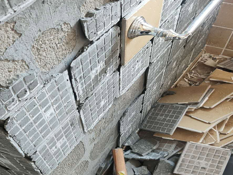 瓷磚空鼓脫落鋪貼:將挑選好的瓷磚浸泡在水盆里，浸泡時(shí)間按瓷磚的密度而定，以水盆里不出水泡為好，說(shuō)明瓷磚內(nèi)部已無(wú)空氣。瓷磚泡好后，將瓷磚從水盆里拿出來(lái)，瀝瀝水，瓷磚有水較滑，動(dòng)作要輕巧小心，以免瓷磚滑落摔破。晾干后，瓷磚鋪貼平整，也要求墻壁本身要平整，用直尺在毛坯房墻面找平。將801膠水與水按1：5的比例調(diào)配，膠水取代傳統(tǒng)的黃沙讓泥漿更有粘性。墻面如果有不平整的地方，用鏟刀修理平整，再用直尺檢測(cè)全部平整才合格。在墻壁上涂一層防水涂料，以防止衛(wèi)浴間的水汽滲進(jìn)墻壁。這個(gè)步驟很重要，一定不可省略。