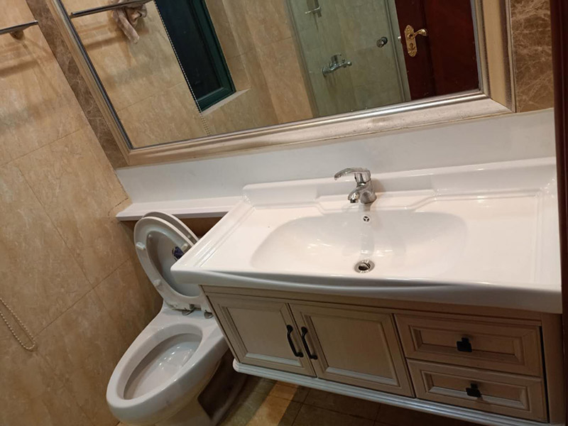 衛(wèi)生間改造潔具安裝：首先衛(wèi)浴潔具安裝前應(yīng)該先布局水電安裝一貼浴室墻磚一然后浴室吊頂(要安裝浴霸的童鞋需要預(yù)留通風(fēng)口或者同時(shí)安裝浴霸)一鋪設(shè)浴室地磚(此時(shí)要考慮其他潔具的進(jìn)水口跟出水口預(yù)留，還有如果考慮安裝蹲便器需要同時(shí)安裝)一安裝三角閥(三角閥的作用是方便日后衛(wèi)浴維修跟控制水流)一然后可以依次安裝馬桶、洗面盆或者浴室柜、浴盆浴缸等一然后才是安裝燈具、插座、跟鏡子一其他五金配件(如安裝毛巾環(huán)、安裝毛巾架等)。