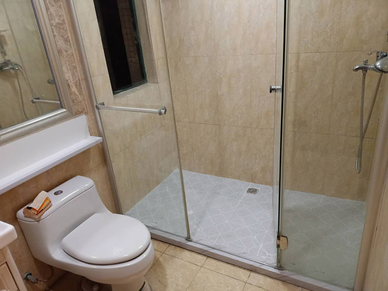 衛(wèi)生間改造潔具安裝：首先衛(wèi)浴潔具安裝前應(yīng)該先布局水電安裝一貼浴室墻磚一然后浴室吊頂(要安裝浴霸的童鞋需要預(yù)留通風(fēng)口或者同時(shí)安裝浴霸)一鋪設(shè)浴室地磚(此時(shí)要考慮其他潔具的進(jìn)水口跟出水口預(yù)留，還有如果考慮安裝蹲便器需要同時(shí)安裝)一安裝三角閥(三角閥的作用是方便日后衛(wèi)浴維修跟控制水流)一然后可以依次安裝馬桶、洗面盆或者浴室柜、浴盆浴缸等一然后才是安裝燈具、插座、跟鏡子一其他五金配件(如安裝毛巾環(huán)、安裝毛巾架等)。