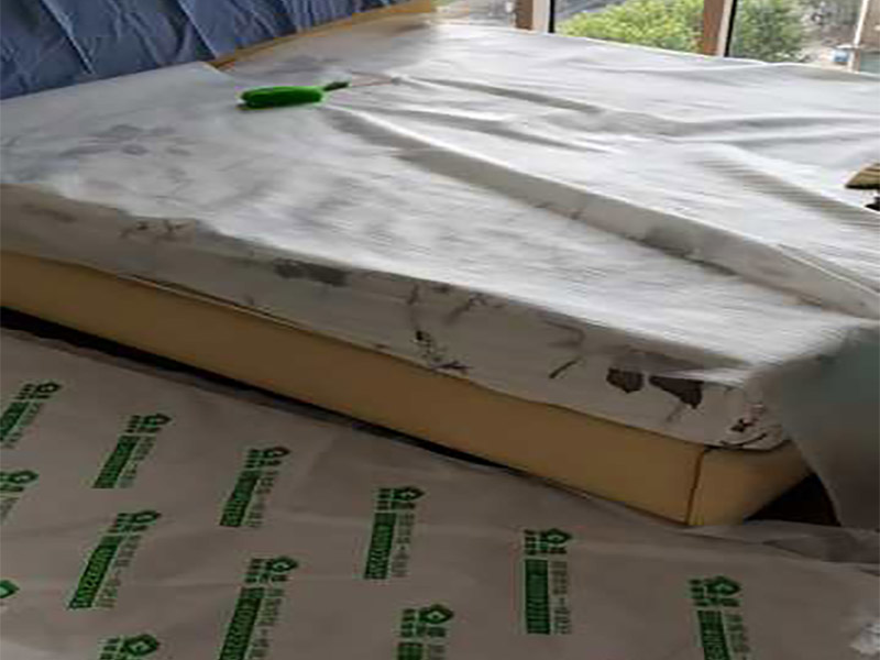 家具保護(hù)措施：1、做好入戶門保護(hù) 　　各類裝修物料的進(jìn)場、建筑裝修的清理都必須經(jīng)過入戶門。在對物品進(jìn)行搬運(yùn)時，難免會與入戶門發(fā)生磕碰及摩擦。因此，在進(jìn)行成品保護(hù)時，我們首先要做好入戶門的保護(hù)。 　　建議，在裝修開工前知道家具家電進(jìn)場，都應(yīng)當(dāng)使用成品保護(hù)膜將入戶門進(jìn)行包裹。 　　2、做好水電改造期間的成品保護(hù) 　　水電改造是基礎(chǔ)裝修，水電裝修的質(zhì)量好壞，直接決定著后期的施工和使用。因此，在進(jìn)行水電改造時，同樣需要做好成品保護(hù)工作。水電改造完成后，應(yīng)當(dāng)對各種管線進(jìn)行規(guī)范的固定，以防脫落;對裸露的線頭要進(jìn)行包裹，以防發(fā)生觸電的危險;做好地面裸線管的固定和保護(hù)，防止被踩壞。同時，在搬運(yùn)物料時，也不要破壞地面鋪設(shè)的管線。 　　3、做好瓷磚、地板的鋪貼保護(hù) 　　進(jìn)行裝修施工時，磁環(huán)邊鋪邊勾縫，在崗鋪設(shè)的瓷磚、地板上堆放雜物、走動踩踏，地板沒有使用成品保護(hù)膜覆蓋等都會影響瓷磚及地板的鋪貼效果，使瓷磚出現(xiàn)施工質(zhì)量問題。