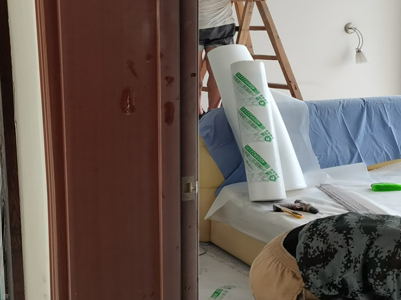 家具保護(hù)措施：1、做好入戶門保護(hù) 　　各類裝修物料的進(jìn)場、建筑裝修的清理都必須經(jīng)過入戶門。在對物品進(jìn)行搬運(yùn)時，難免會與入戶門發(fā)生磕碰及摩擦。因此，在進(jìn)行成品保護(hù)時，我們首先要做好入戶門的保護(hù)。 　　建議，在裝修開工前知道家具家電進(jìn)場，都應(yīng)當(dāng)使用成品保護(hù)膜將入戶門進(jìn)行包裹。 　　2、做好水電改造期間的成品保護(hù) 　　水電改造是基礎(chǔ)裝修，水電裝修的質(zhì)量好壞，直接決定著后期的施工和使用。因此，在進(jìn)行水電改造時，同樣需要做好成品保護(hù)工作。水電改造完成后，應(yīng)當(dāng)對各種管線進(jìn)行規(guī)范的固定，以防脫落;對裸露的線頭要進(jìn)行包裹，以防發(fā)生觸電的危險;做好地面裸線管的固定和保護(hù)，防止被踩壞。同時，在搬運(yùn)物料時，也不要破壞地面鋪設(shè)的管線。 　　3、做好瓷磚、地板的鋪貼保護(hù) 　　進(jìn)行裝修施工時，磁環(huán)邊鋪邊勾縫，在崗鋪設(shè)的瓷磚、地板上堆放雜物、走動踩踏，地板沒有使用成品保護(hù)膜覆蓋等都會影響瓷磚及地板的鋪貼效果，使瓷磚出現(xiàn)施工質(zhì)量問題。