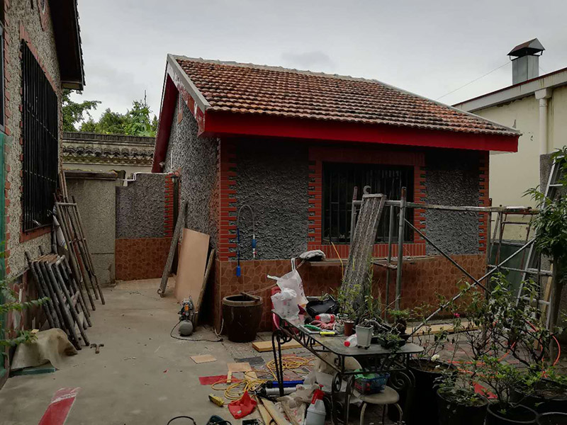 屋頂瓦房防水維修：其實首要的條是要找漏，主要是從屋頂?shù)母叱鐾吞幷衣ㄒ驗樗滋幜鳎┦紫仁强次蓓斢袥]有裂紋，原有的防水層有沒有老化掉，屋頂原有的SBS防水卷材有沒有氣泡，有氣泡的話就證已經(jīng)進(jìn)入防水層的底部了，這樣就漏水了，還有屋頂上的天溝有沒有堵塞。  房屋漏水修補辦法,大都采用清理屋面、裂縫填平、裂縫密封、砂漿找平等維修方法。