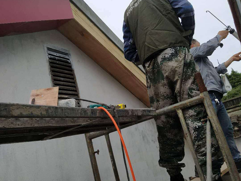 屋頂瓦房防水維修：其實首要的條是要找漏，主要是從屋頂?shù)母叱鐾吞幷衣ㄒ驗樗滋幜鳎┦紫仁强次蓓斢袥]有裂紋，原有的防水層有沒有老化掉，屋頂原有的SBS防水卷材有沒有氣泡，有氣泡的話就證已經(jīng)進(jìn)入防水層的底部了，這樣就漏水了，還有屋頂上的天溝有沒有堵塞。  房屋漏水修補辦法,大都采用清理屋面、裂縫填平、裂縫密封、砂漿找平等維修方法。