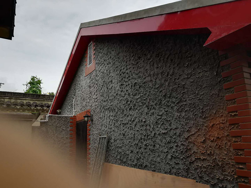 屋頂瓦房防水維修：其實首要的條是要找漏，主要是從屋頂?shù)母叱鐾吞幷衣ㄒ驗樗滋幜鳎┦紫仁强次蓓斢袥]有裂紋，原有的防水層有沒有老化掉，屋頂原有的SBS防水卷材有沒有氣泡，有氣泡的話就證已經(jīng)進(jìn)入防水層的底部了，這樣就漏水了，還有屋頂上的天溝有沒有堵塞。  房屋漏水修補辦法,大都采用清理屋面、裂縫填平、裂縫密封、砂漿找平等維修方法。