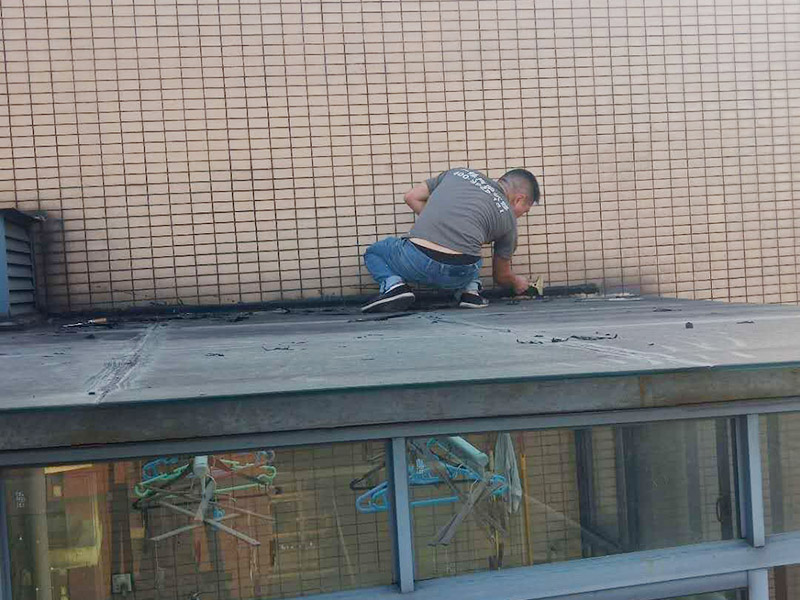 陽光房屋頂防水施工：1.首先確定漏水的位置，是墻體與鋁合金型材結(jié)合處，還是陽du光房型材玻璃之間漏水。 2.假設(shè)是墻zhi體與鋁合金型材結(jié)合處，這個比較麻煩，因?yàn)檫@種情況一般多發(fā)生于使用1年或者1年以上的陽光房，墻體和鋁材的結(jié)合位置，會有很大的滲水現(xiàn)象，僅僅打膠處理是不行的，治標(biāo)不治本，過不了多久還會漏，這個必須要用sbs（瀝青防水卷材）處理，這樣才能真正做到防水.具體操作需要專業(yè)人員進(jìn)行處理。 3.假設(shè)是陽光房型材與玻璃之間漏水，這里可以用防水膠處理的，一般可以選擇道康寧硅酮耐候密封膠。