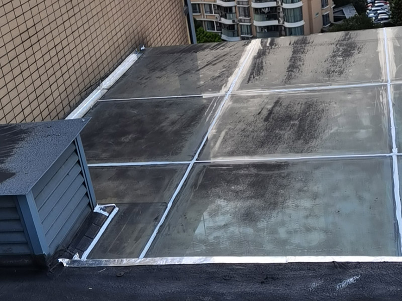 陽光房屋頂防水施工：1.首先確定漏水的位置，是墻體與鋁合金型材結(jié)合處，還是陽du光房型材玻璃之間漏水。 2.假設(shè)是墻zhi體與鋁合金型材結(jié)合處，這個比較麻煩，因?yàn)檫@種情況一般多發(fā)生于使用1年或者1年以上的陽光房，墻體和鋁材的結(jié)合位置，會有很大的滲水現(xiàn)象，僅僅打膠處理是不行的，治標(biāo)不治本，過不了多久還會漏，這個必須要用sbs（瀝青防水卷材）處理，這樣才能真正做到防水.具體操作需要專業(yè)人員進(jìn)行處理。 3.假設(shè)是陽光房型材與玻璃之間漏水，這里可以用防水膠處理的，一般可以選擇道康寧硅酮耐候密封膠。