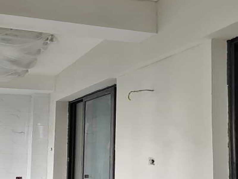 陽臺墻面刷漆:陽臺只涂漆的話，過不了多長時間墻面就會因為潮濕而發(fā)霉甚至脫落。選擇用外墻漆來刷陽臺墻面，具有防曬的功能。專項專用，刷陽臺墻用專業(yè)的外墻漆，其重要的一項指標是抗紫外線照射，即使長時間照射也不變色。陽臺的內(nèi)墻是要求有抗水性和自洗性的，漆膜要硬，平整，臟污一沖就掉。