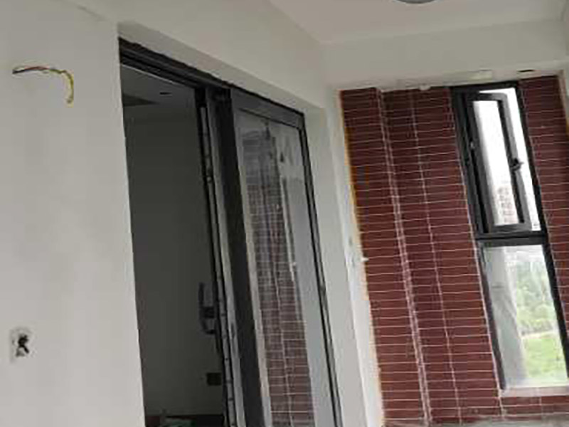 陽臺墻面刷漆:陽臺只涂漆的話，過不了多長時間墻面就會因為潮濕而發(fā)霉甚至脫落。選擇用外墻漆來刷陽臺墻面，具有防曬的功能。專項專用，刷陽臺墻用專業(yè)的外墻漆，其重要的一項指標是抗紫外線照射，即使長時間照射也不變色。陽臺的內(nèi)墻是要求有抗水性和自洗性的，漆膜要硬，平整，臟污一沖就掉。