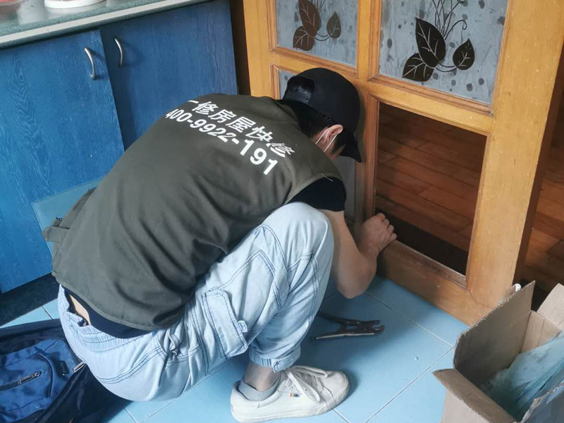 門窗玻璃更換：首先需要將炸裂的玻璃渣全都清理掉，那些卡在窗戶里的玻璃渣也要全都清干凈才行。而且需要將窗戶的尺寸全部量清楚，然后再去家具店量相應(yīng)的尺寸大小。 如果安裝玻璃的時候，發(fā)現(xiàn)尺寸錯了。還可以再去家具店重新量尺寸，千萬不能直接裝錯誤的尺寸。在安裝橡皮膠的之后，裝嵌玻璃，不能將它卡得太緊，在窗戶框架中應(yīng)該使用彈性比較好的橡皮膠。 如果已經(jīng)將玻璃全都安裝到框子里面之后，接下來需要仔細(xì)檢查自己安裝的是否牢固。而且需要安裝雙層的玻璃，因為現(xiàn)在的天氣里，單層的玻璃太容易炸裂了。