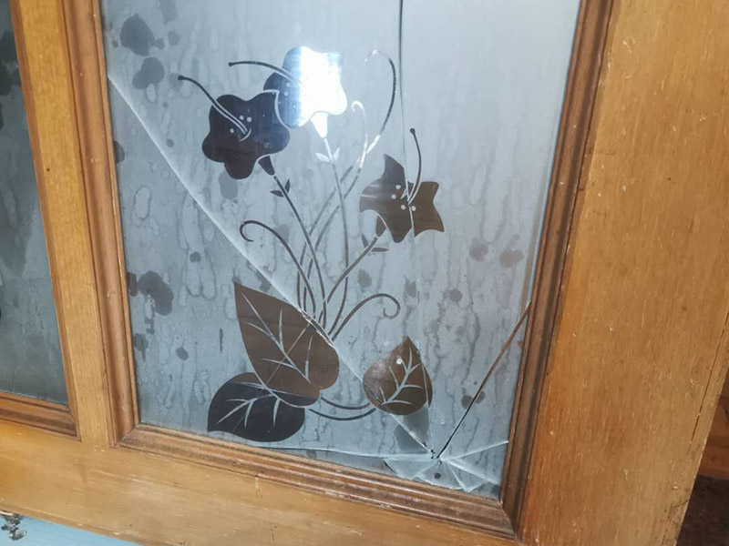 門窗玻璃更換：首先需要將炸裂的玻璃渣全都清理掉，那些卡在窗戶里的玻璃渣也要全都清干凈才行。而且需要將窗戶的尺寸全部量清楚，然后再去家具店量相應(yīng)的尺寸大小。 如果安裝玻璃的時候，發(fā)現(xiàn)尺寸錯了。還可以再去家具店重新量尺寸，千萬不能直接裝錯誤的尺寸。在安裝橡皮膠的之后，裝嵌玻璃，不能將它卡得太緊，在窗戶框架中應(yīng)該使用彈性比較好的橡皮膠。 如果已經(jīng)將玻璃全都安裝到框子里面之后，接下來需要仔細(xì)檢查自己安裝的是否牢固。而且需要安裝雙層的玻璃，因為現(xiàn)在的天氣里，單層的玻璃太容易炸裂了。