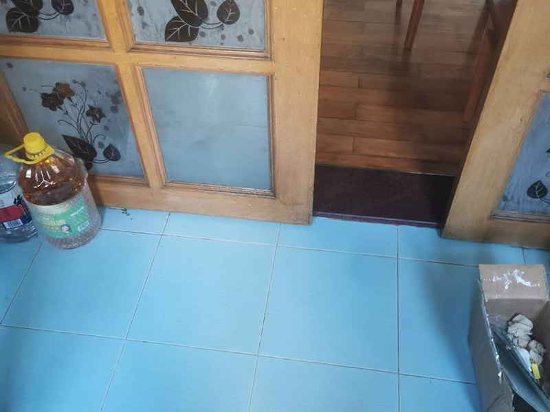 門窗玻璃更換：首先需要將炸裂的玻璃渣全都清理掉，那些卡在窗戶里的玻璃渣也要全都清干凈才行。而且需要將窗戶的尺寸全部量清楚，然后再去家具店量相應(yīng)的尺寸大小。 如果安裝玻璃的時候，發(fā)現(xiàn)尺寸錯了。還可以再去家具店重新量尺寸，千萬不能直接裝錯誤的尺寸。在安裝橡皮膠的之后，裝嵌玻璃，不能將它卡得太緊，在窗戶框架中應(yīng)該使用彈性比較好的橡皮膠。 如果已經(jīng)將玻璃全都安裝到框子里面之后，接下來需要仔細(xì)檢查自己安裝的是否牢固。而且需要安裝雙層的玻璃，因為現(xiàn)在的天氣里，單層的玻璃太容易炸裂了。