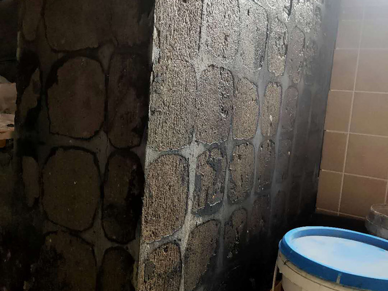 墻面瓷磚鋪貼：（1）基層處理：將塵土、雜物徹底清掃干凈，不得有空鼓、開裂及起砂等缺陷。 （2）彈線：施工前在墻體四周彈出標(biāo)高控制線，在地面彈出十字線，以控制地磚分隔尺寸。 （3）鋪貼：鋪設(shè)選用1：3干硬性水泥砂漿，砂漿厚度25mm左右。鋪貼前將地磚背面濕潤，需正面干燥為宜。把地磚按照要求放在水泥砂漿上，用橡皮錘輕敲地磚飾面直至密實(shí)平整達(dá)到要求。 （4）勾縫：地磚鋪完后24h進(jìn)行清理勾縫，勾縫前應(yīng)先將地磚縫隙內(nèi)雜質(zhì)擦凈，用專用填縫劑勾縫。 （5）清理：施工過程中隨干隨清，完工后(一般宜在24h之后)再用棉紗等物對(duì)地磚表面進(jìn)行清理。