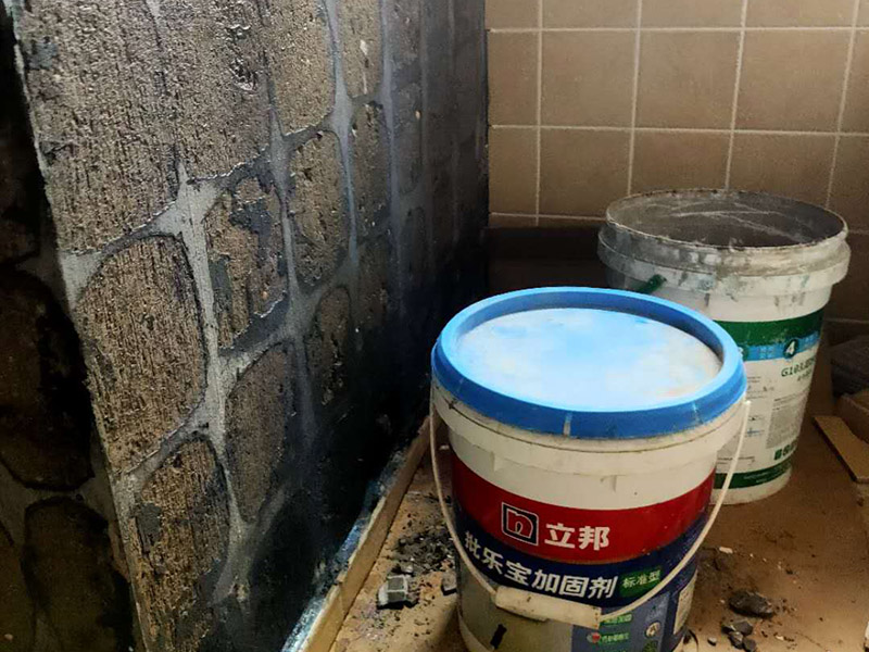 墻面瓷磚鋪貼：（1）基層處理：將塵土、雜物徹底清掃干凈，不得有空鼓、開裂及起砂等缺陷。 （2）彈線：施工前在墻體四周彈出標(biāo)高控制線，在地面彈出十字線，以控制地磚分隔尺寸。 （3）鋪貼：鋪設(shè)選用1：3干硬性水泥砂漿，砂漿厚度25mm左右。鋪貼前將地磚背面濕潤，需正面干燥為宜。把地磚按照要求放在水泥砂漿上，用橡皮錘輕敲地磚飾面直至密實(shí)平整達(dá)到要求。 （4）勾縫：地磚鋪完后24h進(jìn)行清理勾縫，勾縫前應(yīng)先將地磚縫隙內(nèi)雜質(zhì)擦凈，用專用填縫劑勾縫。 （5）清理：施工過程中隨干隨清，完工后(一般宜在24h之后)再用棉紗等物對(duì)地磚表面進(jìn)行清理。