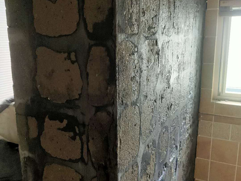 墻面瓷磚鋪貼：（1）基層處理：將塵土、雜物徹底清掃干凈，不得有空鼓、開裂及起砂等缺陷。 （2）彈線：施工前在墻體四周彈出標(biāo)高控制線，在地面彈出十字線，以控制地磚分隔尺寸。 （3）鋪貼：鋪設(shè)選用1：3干硬性水泥砂漿，砂漿厚度25mm左右。鋪貼前將地磚背面濕潤，需正面干燥為宜。把地磚按照要求放在水泥砂漿上，用橡皮錘輕敲地磚飾面直至密實(shí)平整達(dá)到要求。 （4）勾縫：地磚鋪完后24h進(jìn)行清理勾縫，勾縫前應(yīng)先將地磚縫隙內(nèi)雜質(zhì)擦凈，用專用填縫劑勾縫。 （5）清理：施工過程中隨干隨清，完工后(一般宜在24h之后)再用棉紗等物對(duì)地磚表面進(jìn)行清理。