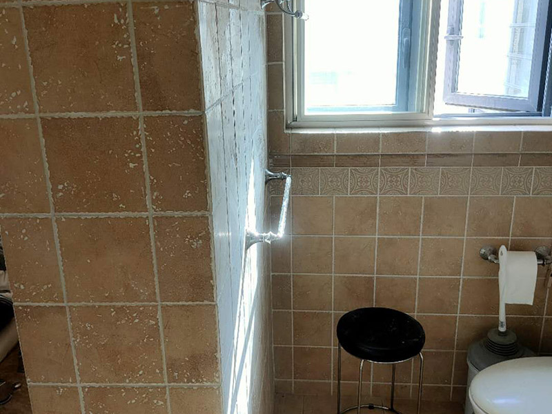 墻面瓷磚鋪貼：（1）基層處理：將塵土、雜物徹底清掃干凈，不得有空鼓、開裂及起砂等缺陷。 （2）彈線：施工前在墻體四周彈出標(biāo)高控制線，在地面彈出十字線，以控制地磚分隔尺寸。 （3）鋪貼：鋪設(shè)選用1：3干硬性水泥砂漿，砂漿厚度25mm左右。鋪貼前將地磚背面濕潤，需正面干燥為宜。把地磚按照要求放在水泥砂漿上，用橡皮錘輕敲地磚飾面直至密實(shí)平整達(dá)到要求。 （4）勾縫：地磚鋪完后24h進(jìn)行清理勾縫，勾縫前應(yīng)先將地磚縫隙內(nèi)雜質(zhì)擦凈，用專用填縫劑勾縫。 （5）清理：施工過程中隨干隨清，完工后(一般宜在24h之后)再用棉紗等物對(duì)地磚表面進(jìn)行清理。