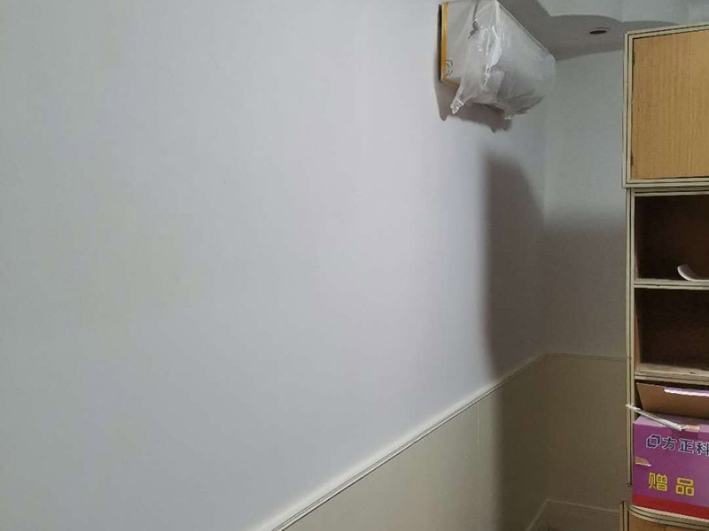 墻裙墻面翻新安裝:1．選擇墻裙，要根據(jù)市面積確定產(chǎn)品的種類和造型，如果房子面積有限，要盡量選取簡單型的墻裙，造型也要簡單些，以節(jié)省空間為主，更加注重空間的運(yùn)用，這樣才不會(huì)顯得擁擠。 2．裝修好了再裝墻裙，往往不能統(tǒng)一風(fēng)格，所以裝什么風(fēng)格的墻裙，在裝修前就應(yīng)該確定下來。尤其重要的是，墻裙一定要符合裝修的整體風(fēng)格，如果是中式風(fēng)格的裝修，選擇方格式式就會(huì)顯得格格不入，同樣，歐式的居室，裝進(jìn)去一墻面的中式墻裙也會(huì)很怪異。 3.往墻面上固定，無需打底，我們有配套的底座，用釘槍把底座打到墻上，然后拿我們的板材往底座上扣合就行了。也解決了拐角、收邊、難的問題，我們都是有相應(yīng)的型材。