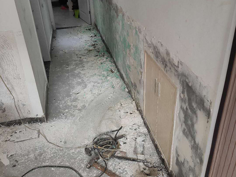 墻裙墻面翻新安裝:1．選擇墻裙，要根據(jù)市面積確定產(chǎn)品的種類和造型，如果房子面積有限，要盡量選取簡單型的墻裙，造型也要簡單些，以節(jié)省空間為主，更加注重空間的運(yùn)用，這樣才不會(huì)顯得擁擠。 2．裝修好了再裝墻裙，往往不能統(tǒng)一風(fēng)格，所以裝什么風(fēng)格的墻裙，在裝修前就應(yīng)該確定下來。尤其重要的是，墻裙一定要符合裝修的整體風(fēng)格，如果是中式風(fēng)格的裝修，選擇方格式式就會(huì)顯得格格不入，同樣，歐式的居室，裝進(jìn)去一墻面的中式墻裙也會(huì)很怪異。 3.往墻面上固定，無需打底，我們有配套的底座，用釘槍把底座打到墻上，然后拿我們的板材往底座上扣合就行了。也解決了拐角、收邊、難的問題，我們都是有相應(yīng)的型材。