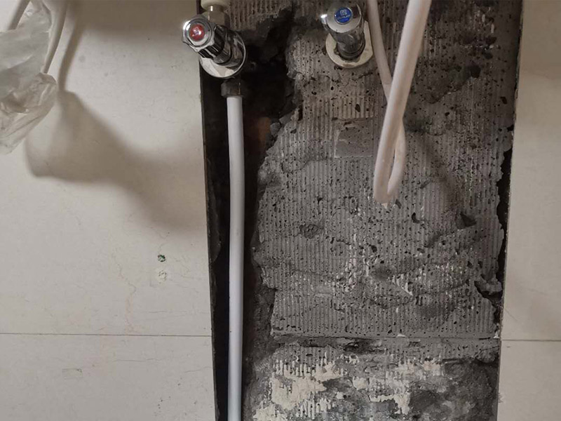 熱水器水管漏水維修：水管漏水修補(bǔ)要先找到漏水點(diǎn)，然后針對性修補(bǔ)，水管裂縫小可以直接將在漏水處涂抹上玻璃膠，但是要先關(guān)閉水閘、保持滲漏處干燥才能施工，玻璃膠干了之后才可以打開水閘，若是破損大，可將其切掉，用一節(jié)新水管和兩個(gè)接頭來修補(bǔ)，并在接頭處涂抹膠水密封。