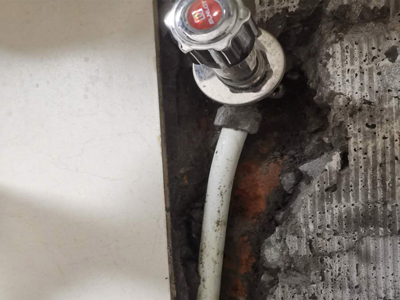 熱水器水管漏水維修：水管漏水修補(bǔ)要先找到漏水點(diǎn)，然后針對性修補(bǔ)，水管裂縫小可以直接將在漏水處涂抹上玻璃膠，但是要先關(guān)閉水閘、保持滲漏處干燥才能施工，玻璃膠干了之后才可以打開水閘，若是破損大，可將其切掉，用一節(jié)新水管和兩個(gè)接頭來修補(bǔ)，并在接頭處涂抹膠水密封。