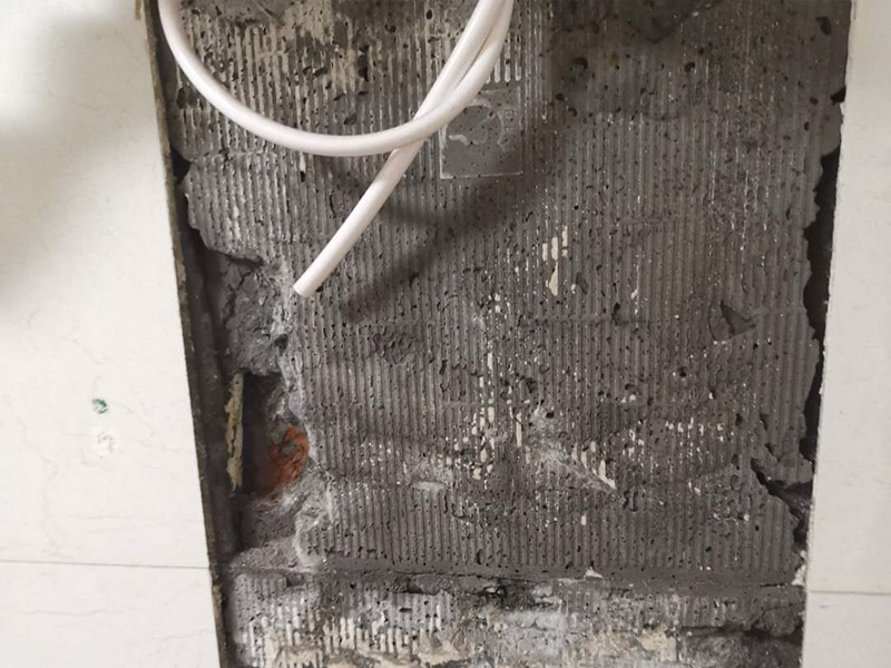 熱水器水管漏水維修：水管漏水修補(bǔ)要先找到漏水點(diǎn)，然后針對性修補(bǔ)，水管裂縫小可以直接將在漏水處涂抹上玻璃膠，但是要先關(guān)閉水閘、保持滲漏處干燥才能施工，玻璃膠干了之后才可以打開水閘，若是破損大，可將其切掉，用一節(jié)新水管和兩個(gè)接頭來修補(bǔ)，并在接頭處涂抹膠水密封。