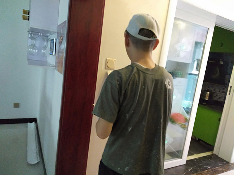 客廳背景墻翻新：電視背景墻五花八門，在選擇的時(shí)候一定要看看家里原本的裝修色調(diào)是怎樣的，一定要做好色調(diào)的搭配，這樣才不會太突兀，不能一味的追求電視背景墻單獨(dú)的美感，與整間房間色調(diào)和諧才能看著更順眼。 裝修的時(shí)候一定要找專業(yè)的人員裝修，哪怕只是周圍的一圈茶色的玻璃，如果玻璃膠打不好的話，也是很難看的，而且還有可能過一段時(shí)間脫落，所以還是一次性到位的好。