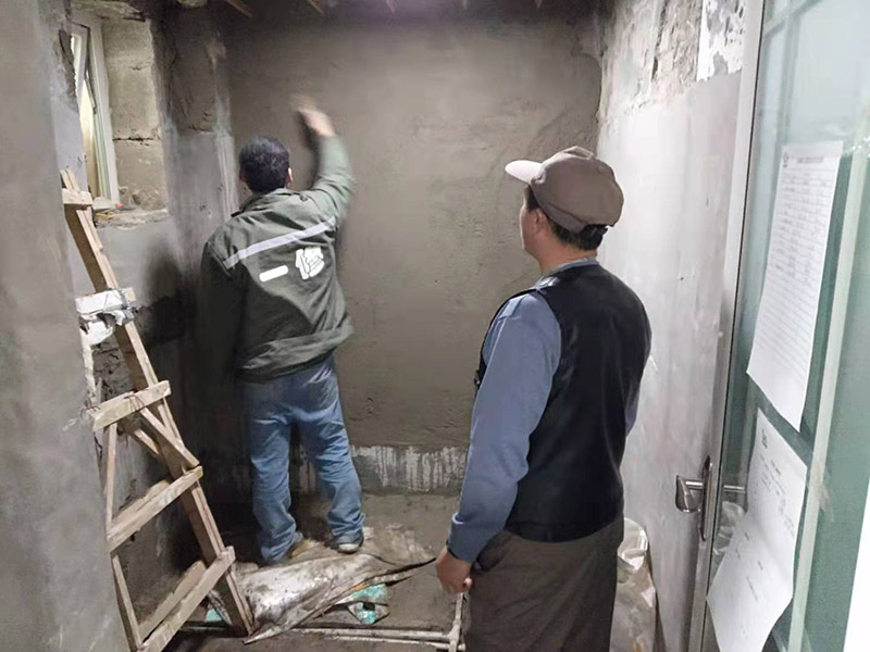 廁所墻面找平：1.基層，及與結(jié)構(gòu)板接觸哪層，用水泥砂漿抹成。 建議設(shè)內(nèi)地漏，基層要平整并向地漏方向找坡。靠墻及管根處均要抹出圓角。 2.基層防水，材料因地制宜，特別注意靠墻及管根等易發(fā)生滲漏的部位，應(yīng)做一些特殊的防水、堵漏處理。攪勻防水材料，第一層涂膜應(yīng)該是將防水料用刮板均勻涂刮在基層表面上，厚度為0.6mm以上，要均勻一致，操作時(shí)先墻面后地面，從內(nèi)向外退著操作,不能有局部沉積，不留氣泡，粘結(jié)嚴(yán)實(shí)。地面防水層應(yīng)涂刷出衛(wèi)生間門口以外300寬，應(yīng)高出地面200，淋浴墻面防水層應(yīng)高出地面1800mm。下一遍涂刷方向與上一遍垂直。最后一遍涂膜半固化時(shí)，拋?zhàn)Т稚傲＃阌谌蘸笈c水泥砂漿結(jié)合。待干固后做閉水試驗(yàn)幾天，觀察無(wú)滲漏方好。 3.保護(hù)層用水泥砂漿抹平。 4.回填建議最理想用陶粒，次之用輕質(zhì)磚，常用建渣，亦可架空，煤渣也可較少了?；靥钪凶⒁獗Ｗo(hù)成品。