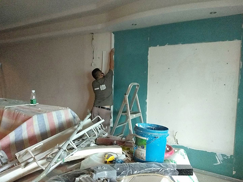 墻面貼石膏線：首先要打好墨斗直線，將石膏線條與墻、頂面粘貼處已作過(guò)乳膠漆的要鏟除去并刷界面增敲擊固底，量好尺度將挑好的石膏線（皎白細(xì)膩，光亮度高，背部平坦）依據(jù)適宜尺度做切開，用801膠和白石膏粉諧和，然后均勻的打在石膏線反面，然后依據(jù)視點(diǎn)貼，對(duì)花一定要聯(lián)接妥當(dāng)，接口的當(dāng)?shù)匾欢ㄒ教?，有縫隙的當(dāng)?shù)赜冒资喾勰ㄆ剑逅鎏幚怼?用膠水和白石膏粉調(diào)和,然后均勻的打在石膏線背面,然后根據(jù)角度貼就行了,重要的是對(duì)花,接口的地方一定要平整!