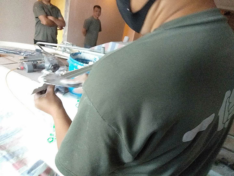 墻面貼石膏線：首先要打好墨斗直線，將石膏線條與墻、頂面粘貼處已作過(guò)乳膠漆的要鏟除去并刷界面增敲擊固底，量好尺度將挑好的石膏線（皎白細(xì)膩，光亮度高，背部平坦）依據(jù)適宜尺度做切開，用801膠和白石膏粉諧和，然后均勻的打在石膏線反面，然后依據(jù)視點(diǎn)貼，對(duì)花一定要聯(lián)接妥當(dāng)，接口的當(dāng)?shù)匾欢ㄒ教?，有縫隙的當(dāng)?shù)赜冒资喾勰ㄆ剑逅鎏幚怼?用膠水和白石膏粉調(diào)和,然后均勻的打在石膏線背面,然后根據(jù)角度貼就行了,重要的是對(duì)花,接口的地方一定要平整!