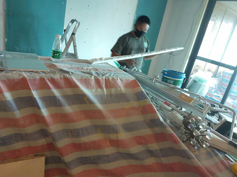 墻面貼石膏線：首先要打好墨斗直線，將石膏線條與墻、頂面粘貼處已作過(guò)乳膠漆的要鏟除去并刷界面增敲擊固底，量好尺度將挑好的石膏線（皎白細(xì)膩，光亮度高，背部平坦）依據(jù)適宜尺度做切開，用801膠和白石膏粉諧和，然后均勻的打在石膏線反面，然后依據(jù)視點(diǎn)貼，對(duì)花一定要聯(lián)接妥當(dāng)，接口的當(dāng)?shù)匾欢ㄒ教?，有縫隙的當(dāng)?shù)赜冒资喾勰ㄆ剑逅鎏幚怼?用膠水和白石膏粉調(diào)和,然后均勻的打在石膏線背面,然后根據(jù)角度貼就行了,重要的是對(duì)花,接口的地方一定要平整!