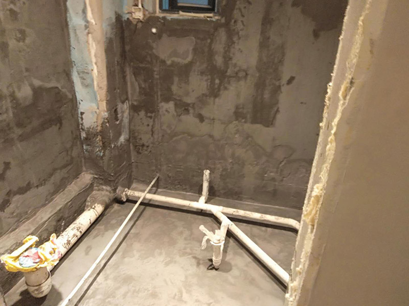 衛(wèi)生間墻地面抹灰：在進(jìn)行防水處理之前，一定先找平地du面，如果地面不平對(duì)防水的效果可能會(huì)有影響，也可能造成因防水涂料薄厚不均而導(dǎo)致的開裂滲漏。地漏，墻角，管跟等接縫處要使用高彈性的柔性防水涂刷，因?yàn)樾l(wèi)生間的墻與地面之間的接縫處會(huì)移位最容易滲水。 墻面處理上要做大約30cm高的防水涂料，以防積水滲透墻面返潮，如果衛(wèi)生間有淋浴房應(yīng)將防水做180cm，如果有浴缸，與浴缸相鄰的墻面防水高度應(yīng)比浴缸高處30cm.防水層做好后要留余一定的時(shí)間，讓防水層與建筑更好的融為一體，然后在防水層上做保護(hù)層再鋪地磚，施工過程中，可千萬馬虎不得，要盡量的保護(hù)防水層。