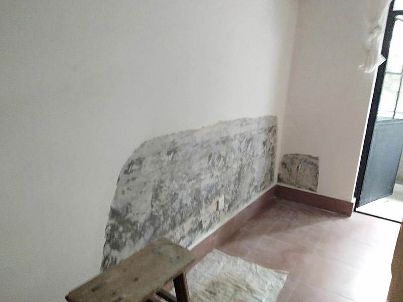 墻面局部鏟除防水：1、清理墻面：以鏟刀清除墻面已松動的膩子層。用鏟刀無法清除的膩子層，可以用小錘子輕輕敲擊，如果沒有空鼓的聲音，并且敲后仍不松動的地方可以保留原有的基層。 2、清洗墻面：用清潔水或洗滌靈將表面的浮塵、油污進行徹底清洗干凈，然后用高壓水槍進行徹底沖洗，清除已粉化的涂層。 3、修補墻面： （1）基層起皮的處理方法：鋼絲刷刷掉起皮的涂料面層，刷界面劑，重新進行涂料施工。 （2）基層裂縫的處理方法：開V型槽，掛抗堿玻纖網(wǎng)格布，水泥砂漿抹面，批刮柔性膩子，進行涂料施工。 （3）基層空鼓的處理方法：云石機切出空鼓的墻面，薄而多遍的水泥砂漿抹面，達到原有墻面的高度，刷界面劑，然后進行涂料施工。