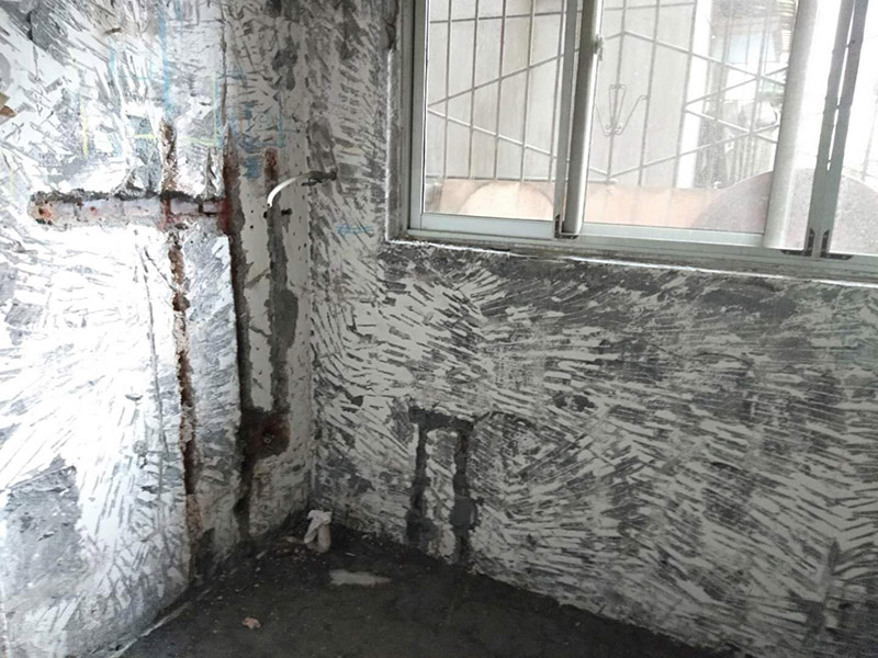 陽臺墻面基層鏟除：用鏟刮墻，很難鏟掉的應該是水泥墻面很容易鏟掉的就是大加膠水的&ldquo;大白膩子&rdquo;，由于其易受潮粉化并含有甲醛的工程膠水，需要鏟除。  封固層處理。 首先，清除空鼓，用水浸濕墻面層，鏟掉墻皮。第二，墻面輥刷界面劑清理浮灰，提高附著力。最后，用找平修補砂漿修補空鼓、線槽、孔洞，嵌縫石膏進行溝縫處理。  厚找平層處理。 平整度好的毛坯墻(毛坯房交房規(guī)范平整度在?3毫米)就不需要用找平修補砂漿進行厚找平了，直接用耐水膩子或功能型生態(tài)膩子進行精找平就可以。 精找平層處理。 厚找平層處理完后，就可以批刮耐水膩子或其他功能型生態(tài)膩子進行精找平了，需根據(jù)膩子的施工說明要求進行施工，特別要注意充分均勻攪拌、批刮厚度。